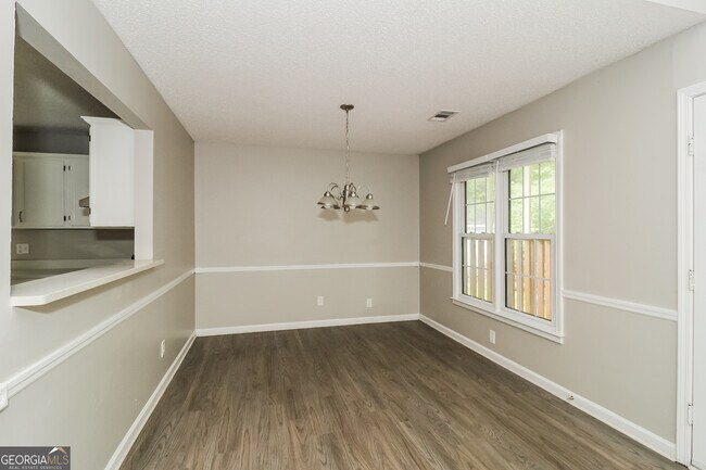 Building Photo - 14 Dove Ct