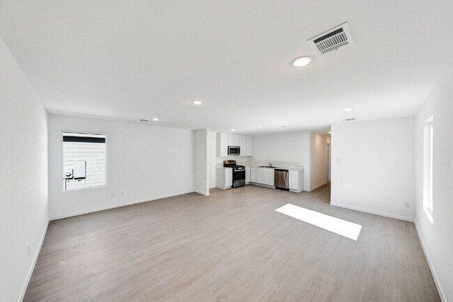Building Photo - 1 MONTH FREE RENT WITH 18 - 24 MONTH LEASE!!! AVAILABLE THROUGH MARCH ONLY!