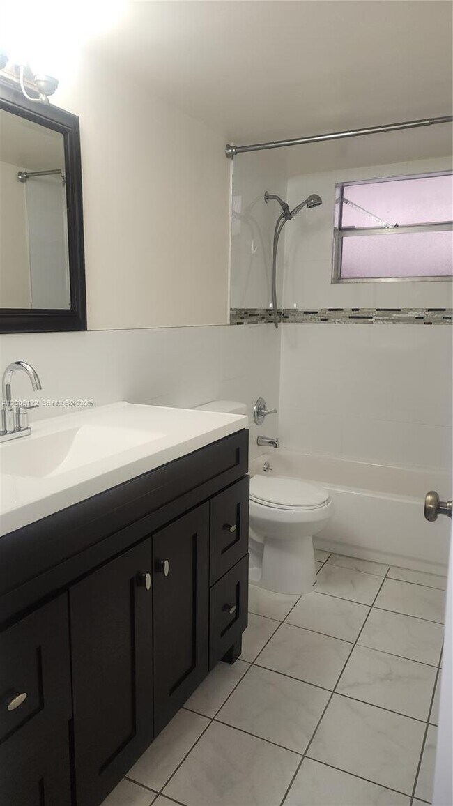 Building Photo - 13707 Kendale Lakes Cir