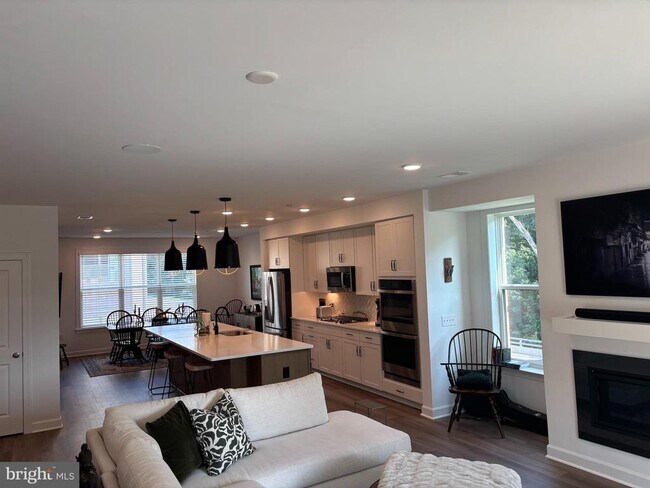 Building Photo - 5030 Longmire Wy