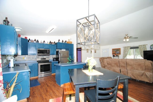 Building Photo - 3 Bed / 2 Bath / 2 Car Garage Ranch Style Home