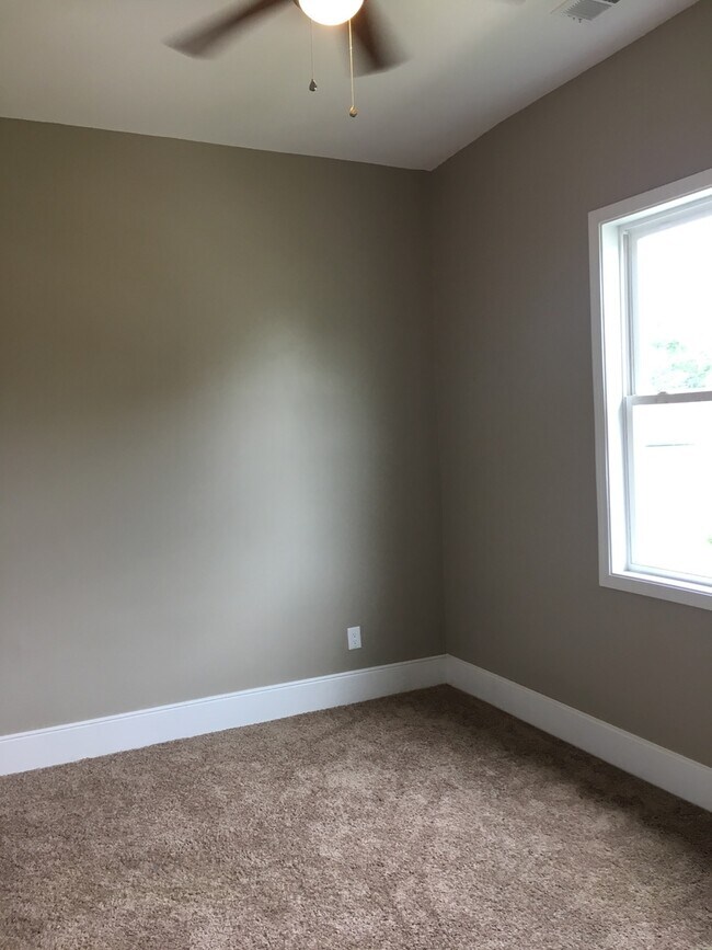 Building Photo - 631 E Chestnut St