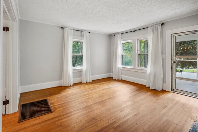 Living room - 1858 Lyle Ave