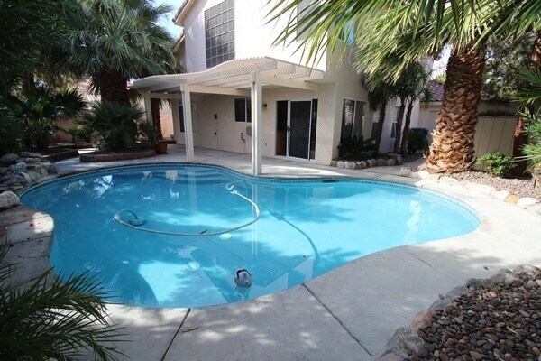 Building Photo - Beautiful 2 Story Home With Pool!!!