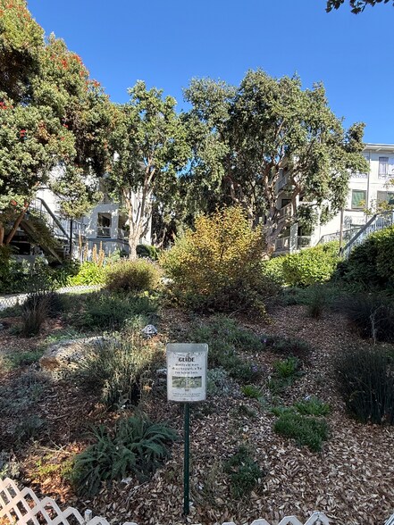 Building Photo - 4 Admiral Dr