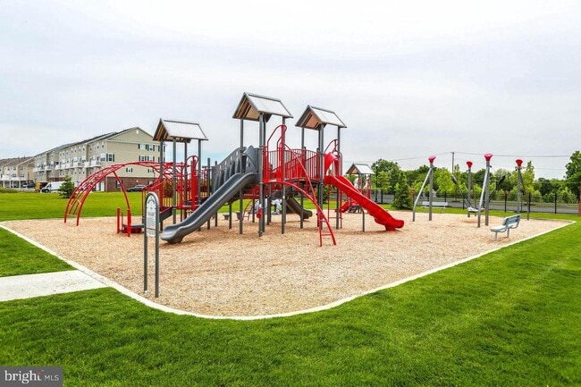 Building Photo - 611 E 7th St