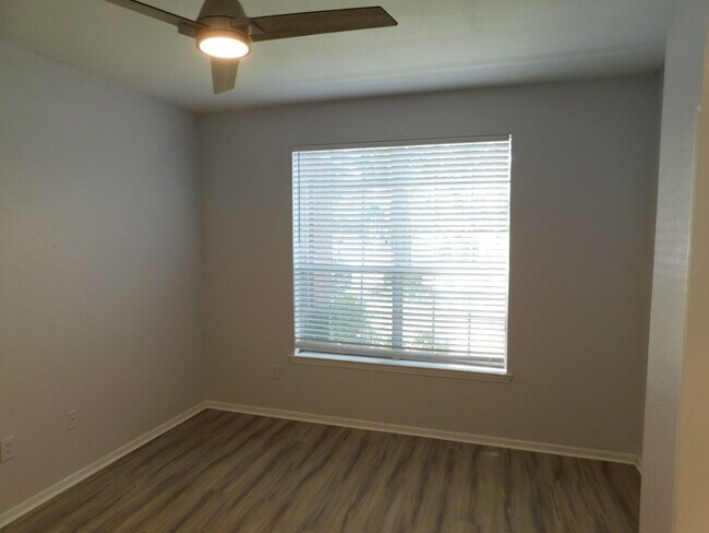 Building Photo - Renovated Ground Floor 2 Bed 2 Bath Condo. New Floors Throughout