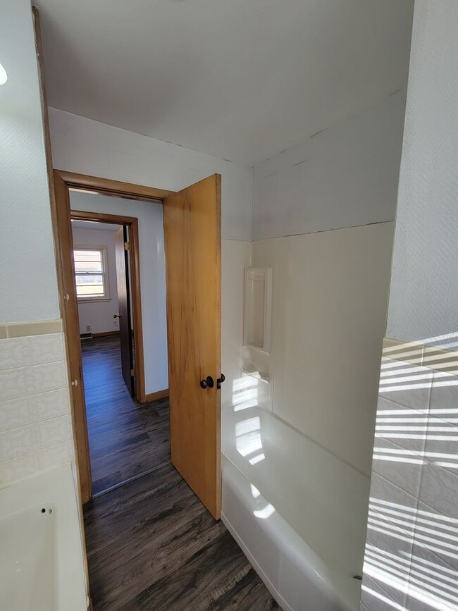 Building Photo - 3 Bedroom House with Large Garage