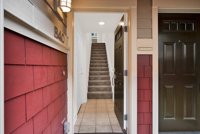 Building Photo - Updated 2 Bedroom Shoreline Townhouse!