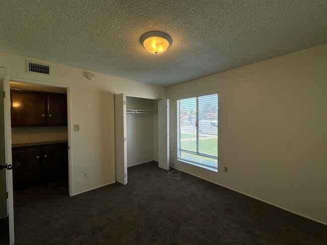 Building Photo - 4800 Summertree Ln
