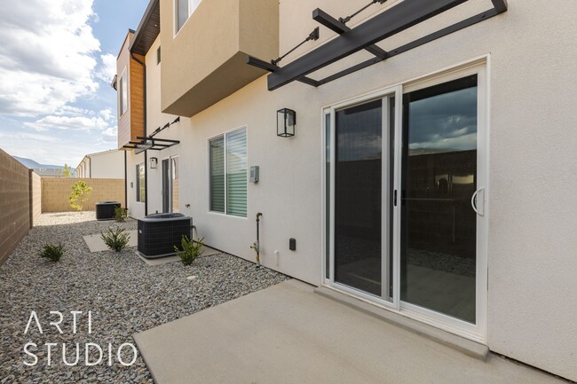 Building Photo - New Canyon Crest 3 Bedroom, 2.5 Bathroom T...