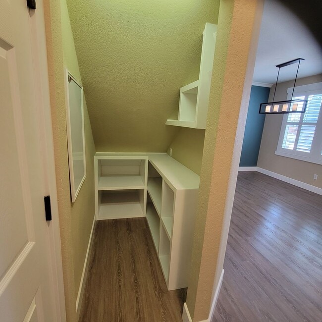 Building Photo - Big Beautifully updated 4-bedroom 2.5 bath...
