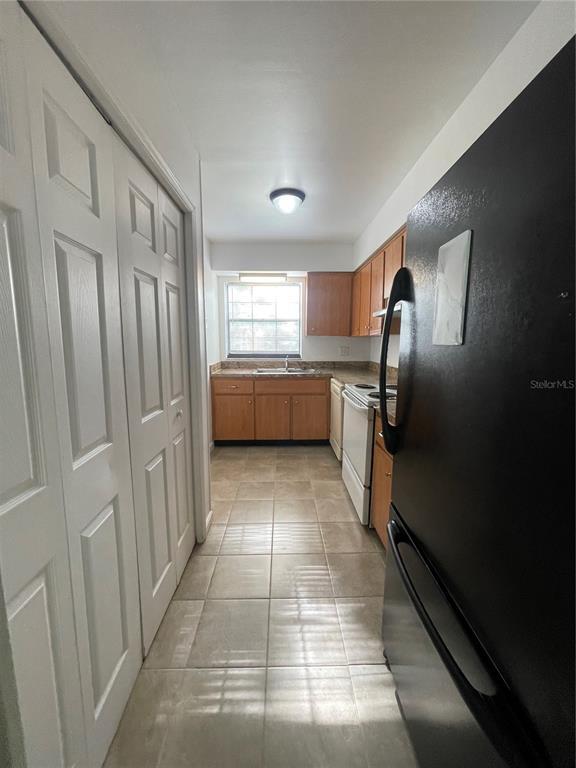Building Photo - 221 S Cypress Way