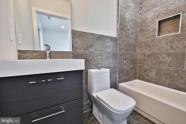 Building Photo - 1939 N Darien St