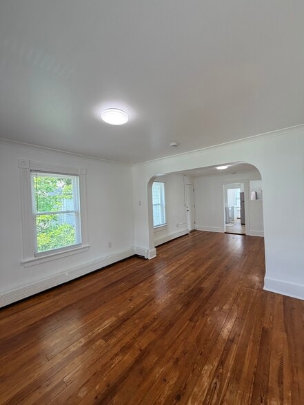 Building Photo - 37 Maud St