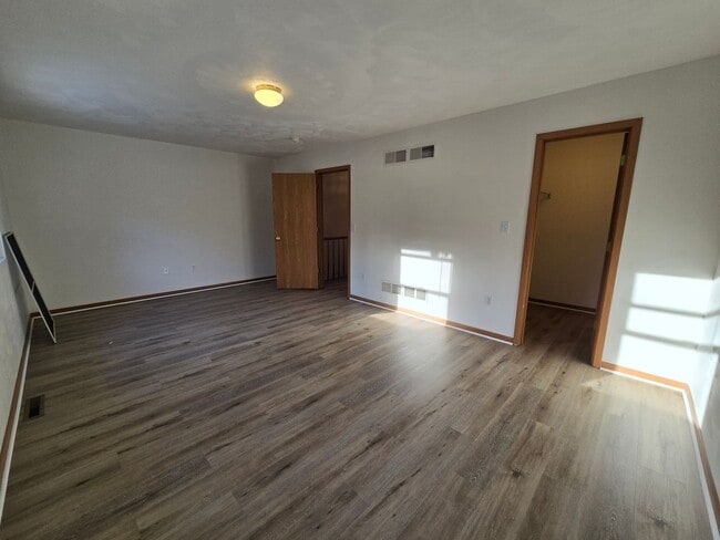 Building Photo - Large 2 Bedroom Townhouse - Burrell School District - Next to Hill Crest Country Club