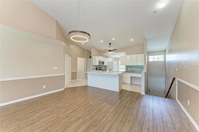 Building Photo - 6618 Pineview Terrace