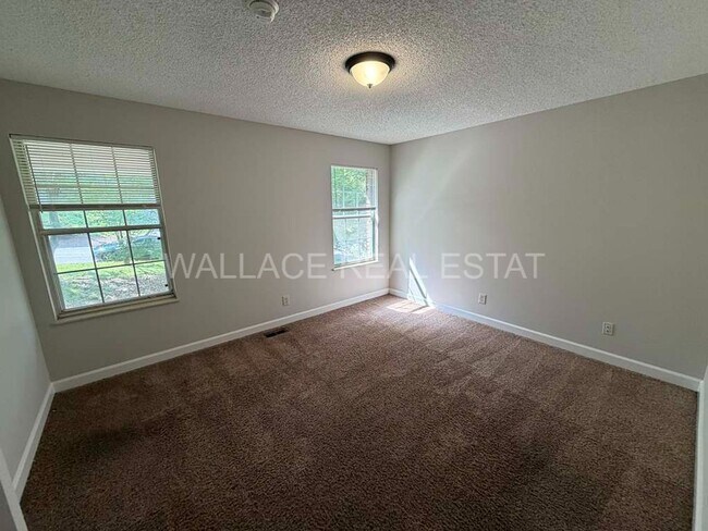 Building Photo - NEW RENTAL RATE...FARRAGUT LIVING OFFERING 4 BEDROOMS AND 3.5 BATHS WITH NICE SUN PORCH