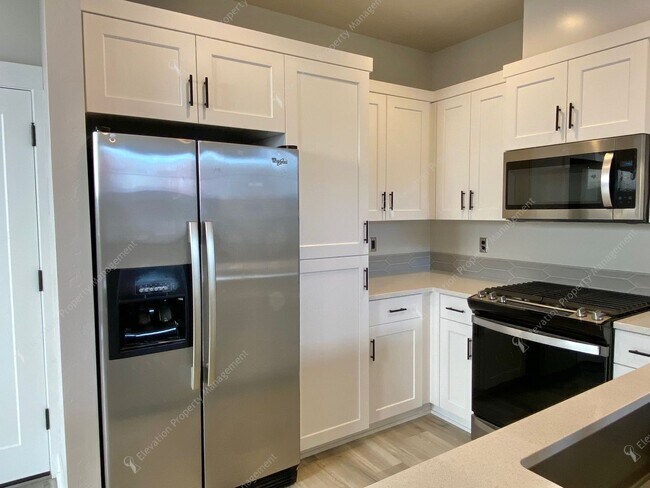 Building Photo - Newer 3BR - 2.5BA Home a Sought-After Redmond Community