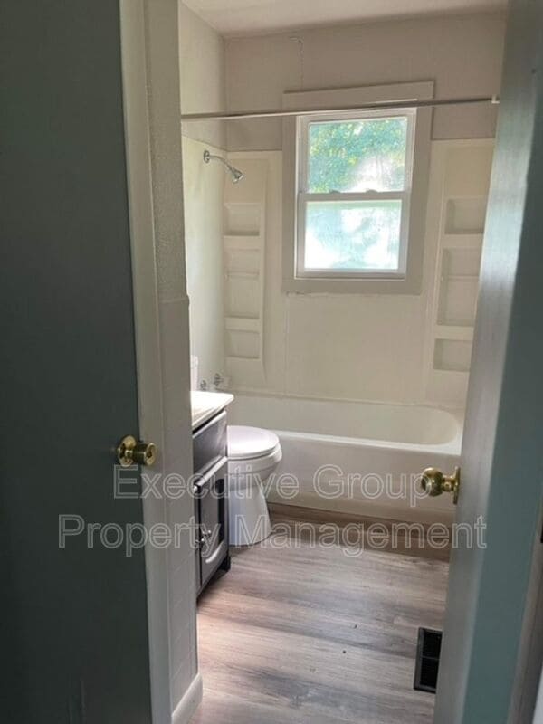 Building Photo - 978 Oak Dr