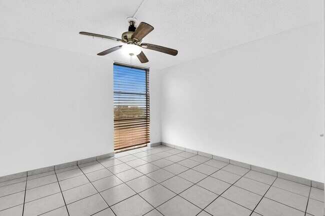Building Photo - 2350 NE 135th St