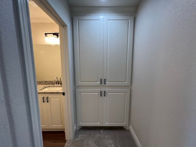 Building Photo - Easy Living with AMRR: Beautiful 4-Bedroom Home Near HEB