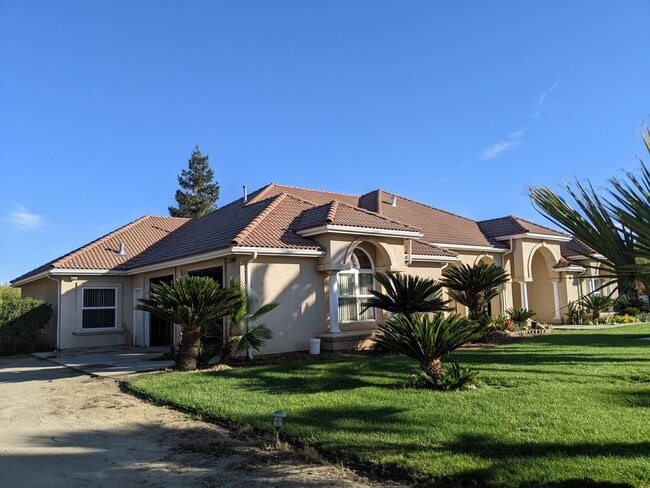 Building Photo - Large custom rural home offering wonderful...