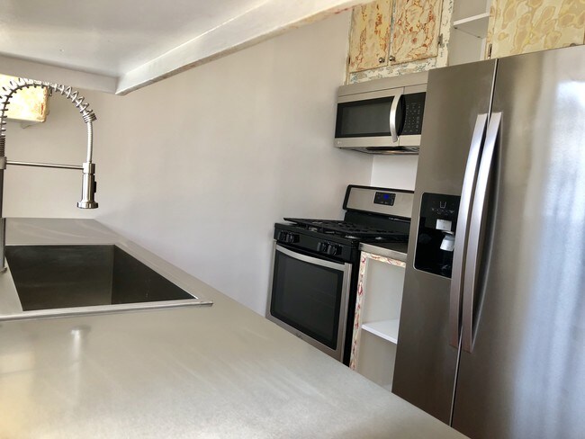 Building Photo - 11672 Oxnard St