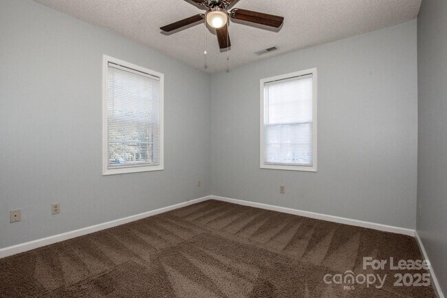 Building Photo - 408 Lytton St