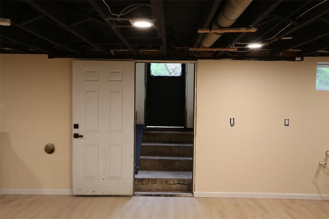 Building Photo - 20 Pineview Rd