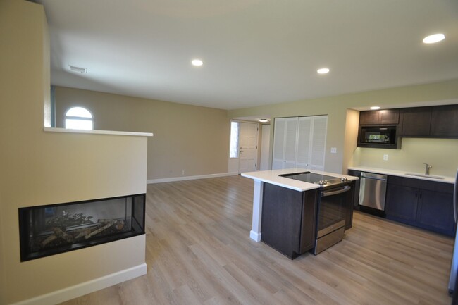 Building Photo - New Updated Main Level Condo with 24/7 Sec...