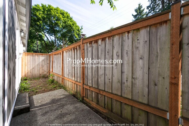 Building Photo - Updated Two Bedroom Duplex in Sellwood - Garage Included!