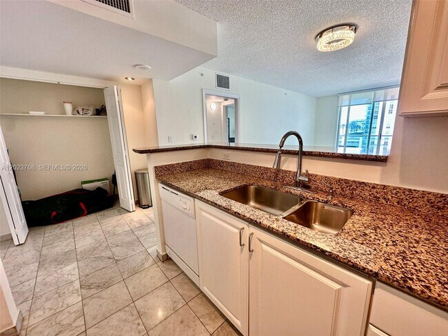 Building Photo - 1155 Brickell Bay Dr
