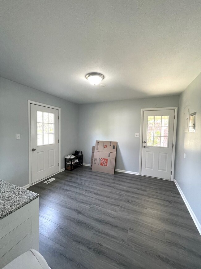 Building Photo - 3 Bedroom 2 Bathroom- Pets Considered