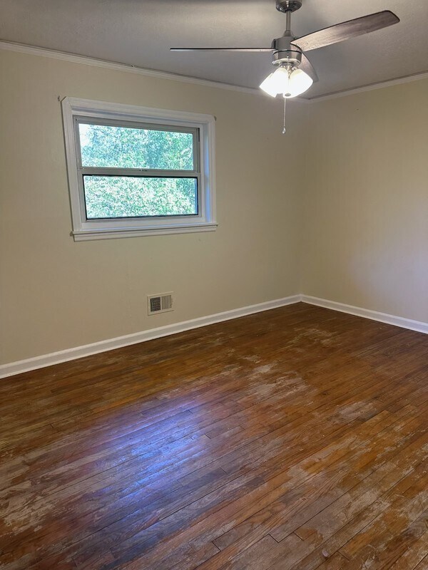 Building Photo - 204 Pineview Dr