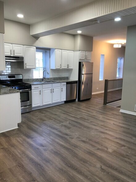 Building Photo - 1426 W Walton St