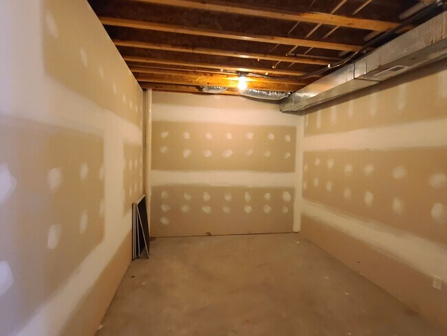 Building Photo - 3 bedroom,  2 1/2 bath town home in Waynesboro PA END UNIT