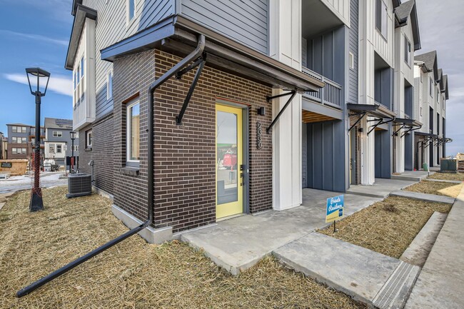 Building Photo - Stylish 3 bed/4 bath Town Home