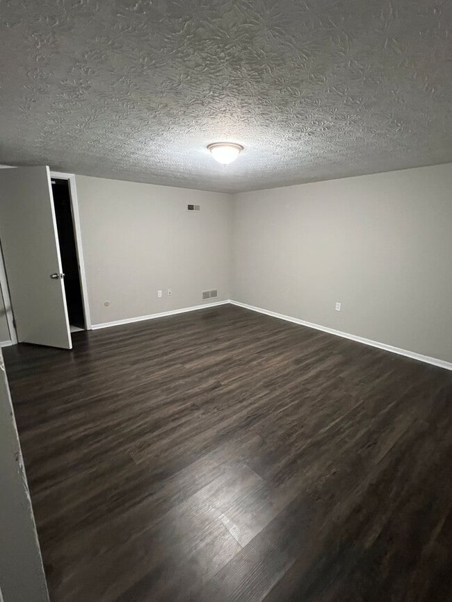 Building Photo - *RENT SPECIAL* Updated 2 Bedroom 1.5 Bathr...