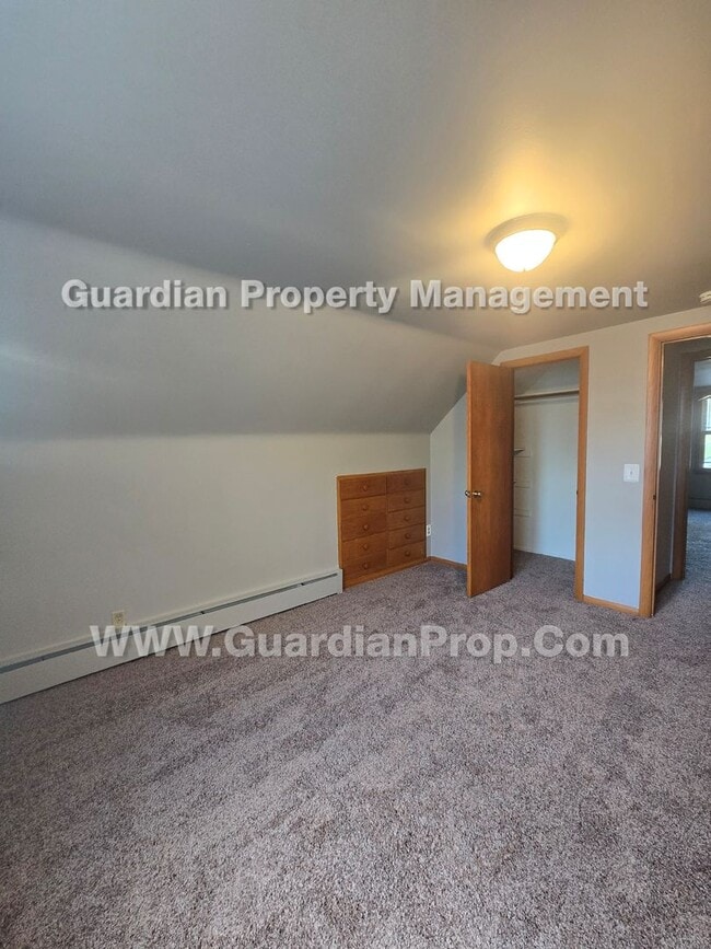 Building Photo - Move-in special and available Now! Bloomington Single Family Home, 2 Car Garage, new kitchen appl...