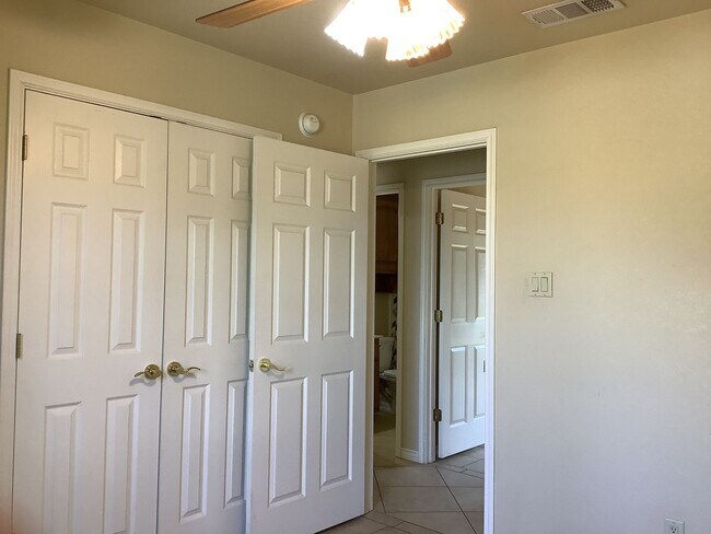 Building Photo - 409 S Rhomberg St