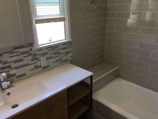 Bathroom - 1709 S Redondo Blvd