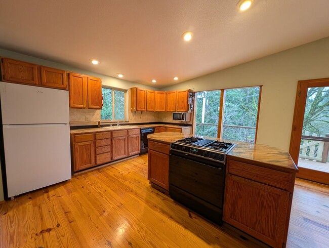 Building Photo - Southworth Hideaway Available Now! Small Pets Okay! 2 Br for Rent!