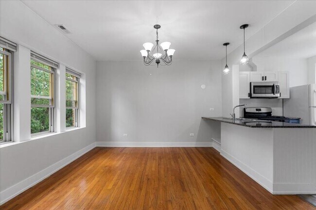Building Photo - 2 bedroom in Chicago IL 60618