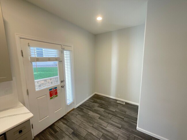 Building Photo - 2 Bedroom Townhome Available Near S Circle...