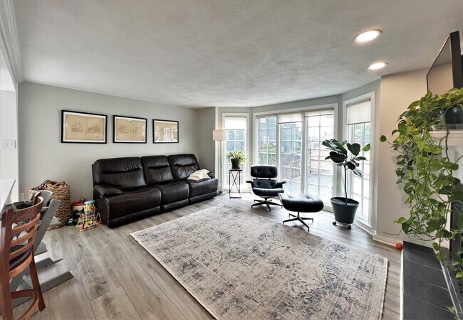 Building Photo - 4 Day St