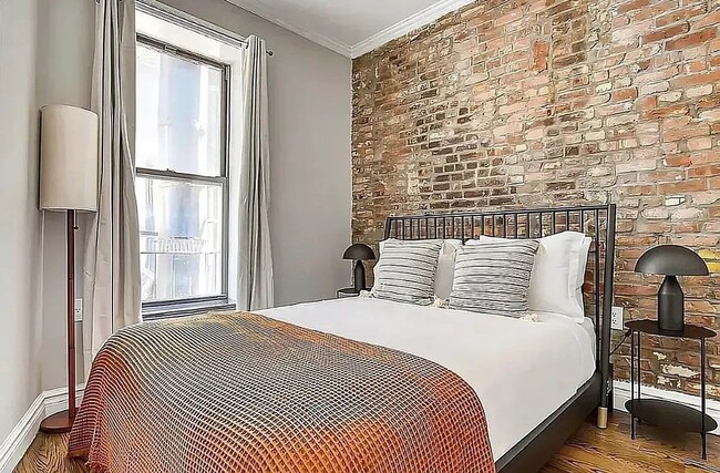 Building Photo - 245 E 44th St