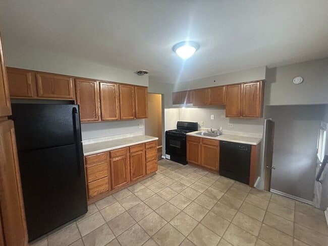 Building Photo - 5150 Chantilly Dr