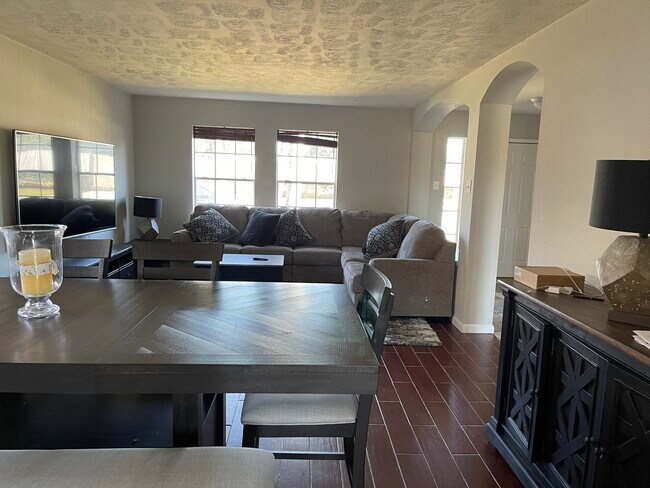 Building Photo - 17158 Summer Hollow Dr