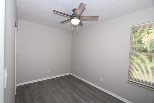 Building Photo - Stunning Remodeled 4 Bed 2 Bath Home